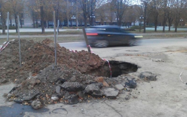 В центре Кривого Рога появилась огромная яма Фото № 2 В центре Кривого Рога появилась огромная яма Фото № 2