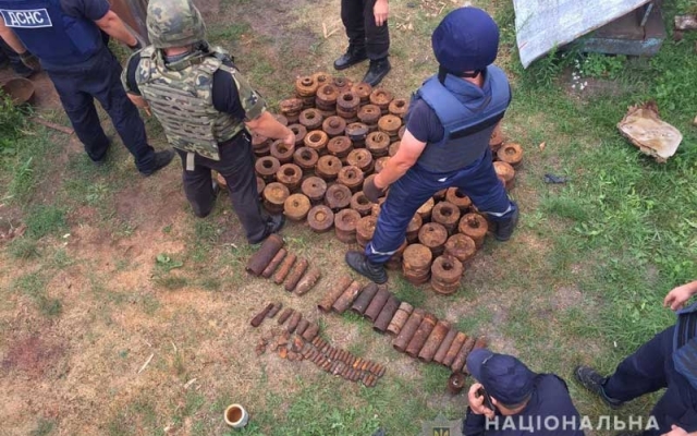 Во дворе, где подорвались дети, найдено больше тысячи мин, бомб и гранат Фото № 0 Во дворе, где подорвались дети, найдено больше тысячи мин, бомб и гранат Фото № 0