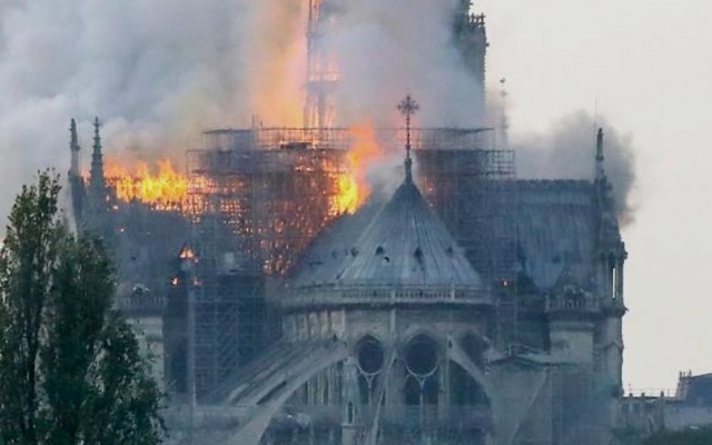 Во Франции горит Собор Парижской Богоматери Фото № 4 Во Франции горит Собор Парижской Богоматери Фото № 4