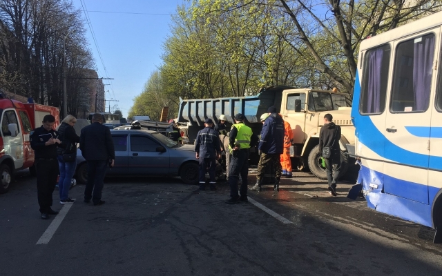 В Днепре КрАЗ на полном ходу протаранил более десяти автомобилей Фото № 2 В Днепре КрАЗ на полном ходу протаранил более десяти автомобилей Фото № 2
