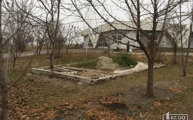 В Покровском районе демонтировали незаконный ларек Фото № 1 В Покровском районе демонтировали незаконный ларек Фото № 1