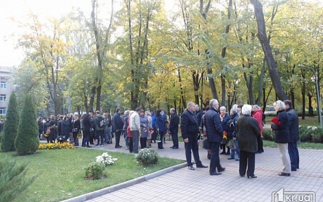 В Кривом Роге почтили память погибших героев минутой молчания Фото № 4 В Кривом Роге почтили память погибших героев минутой молчания Фото № 4