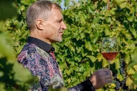 Олег Скрипка виготовляє авторське вино Фото № 0 Олег Скрипка виготовляє авторське вино Фото № 0