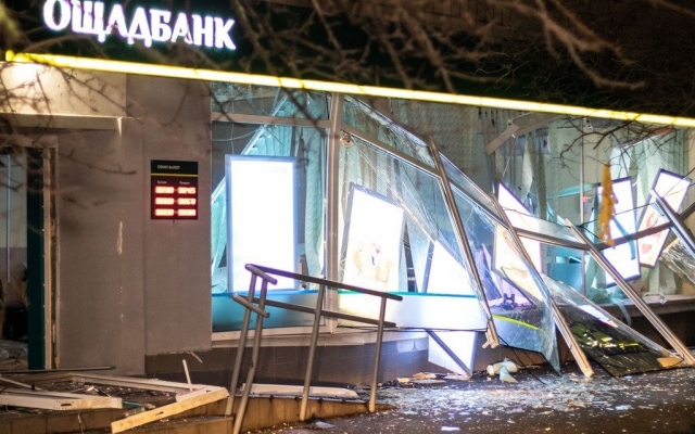 В Киеве хотели подорвать банкомат, а уничтожили все отделение (ФОТО, ВИДЕО) Фото № 3 В Киеве хотели подорвать банкомат, а уничтожили все отделение (ФОТО, ВИДЕО) Фото № 3