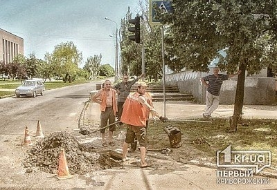На Мелешкина дождя больше не боятся - комунальщики расчищают ливневки Фото № 0 На Мелешкина дождя больше не боятся - комунальщики расчищают ливневки Фото № 0