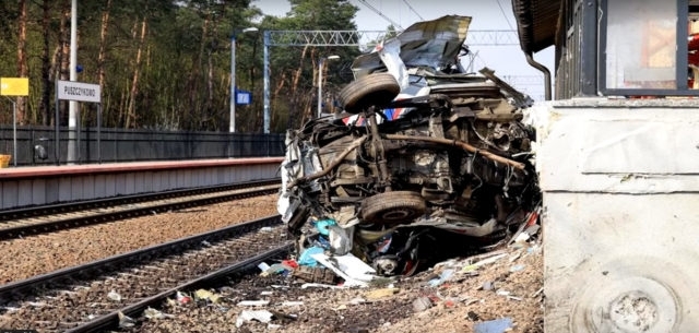 Видео-шок из Польши: поезд раздавил карету скорой помощи с тремя людьми Фото № 0 Видео-шок из Польши: поезд раздавил карету скорой помощи с тремя людьми Фото № 0