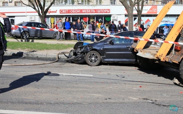 В Днепре КрАЗ на полном ходу протаранил более десяти автомобилей Фото № 6 В Днепре КрАЗ на полном ходу протаранил более десяти автомобилей Фото № 6