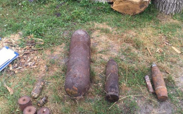Во дворе, где подорвались дети, найдено больше тысячи мин, бомб и гранат Фото № 3 Во дворе, где подорвались дети, найдено больше тысячи мин, бомб и гранат Фото № 3