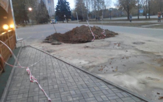 В центре Кривого Рога появилась огромная яма Фото № 4 В центре Кривого Рога появилась огромная яма Фото № 4