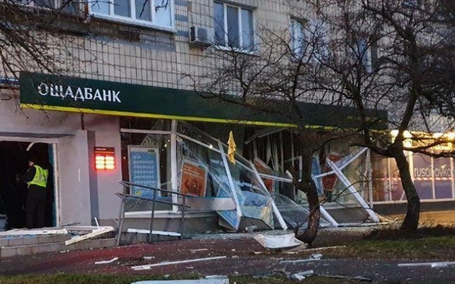 В Киеве хотели подорвать банкомат, а уничтожили все отделение (ФОТО, ВИДЕО) Фото № 4 В Киеве хотели подорвать банкомат, а уничтожили все отделение (ФОТО, ВИДЕО) Фото № 4