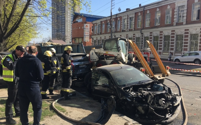 В Днепре КрАЗ на полном ходу протаранил более десяти автомобилей Фото № 4 В Днепре КрАЗ на полном ходу протаранил более десяти автомобилей Фото № 4