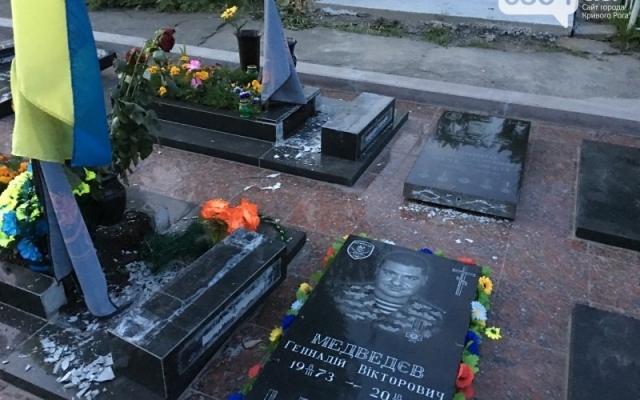На Аллее Славы начали переделывать памятники погибшим героям АТО Фото № 4 На Аллее Славы начали переделывать памятники погибшим героям АТО Фото № 4
