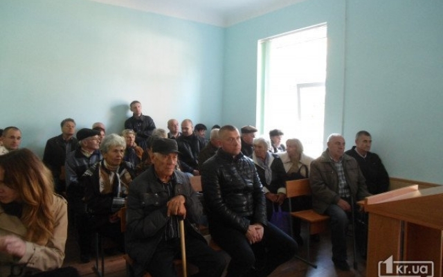 Более полусотни человек пришли на суд с Более полусотни человек пришли на суд с