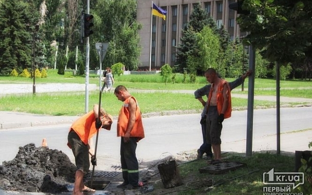 На Мелешкина дождя больше не боятся - комунальщики расчищают ливневки Фото № 2 На Мелешкина дождя больше не боятся - комунальщики расчищают ливневки Фото № 2