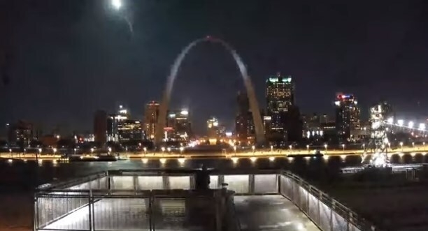 В небе взорвался метеорит: видео редкого небесного явления вызвало резонанс Фото № 5 В небе взорвался метеорит: видео редкого небесного явления вызвало резонанс Фото № 5