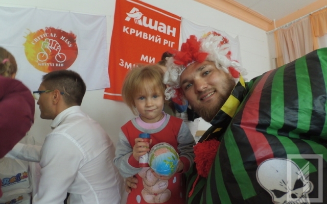Криворожские велосипедисты проведали детей в Апостоловском детском реабилитационном центре Фото № 3 Криворожские велосипедисты проведали детей в Апостоловском детском реабилитационном центре Фото № 3