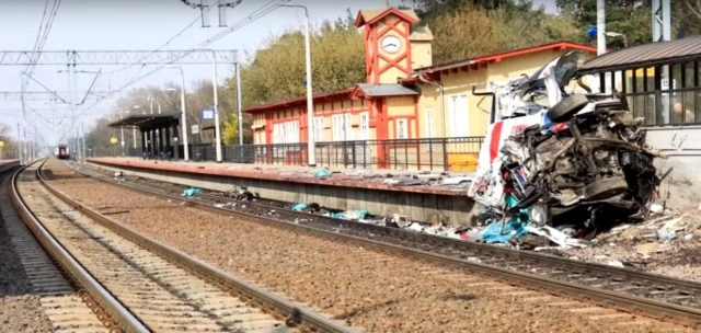 Видео-шок из Польши: поезд раздавил карету скорой помощи с тремя людьми Фото № 2 Видео-шок из Польши: поезд раздавил карету скорой помощи с тремя людьми Фото № 2