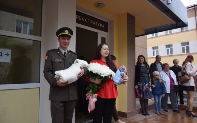 В Тернополе молодую маму с ребенком встречали из роддома оркестром и маршами Фото № 0 В Тернополе молодую маму с ребенком встречали из роддома оркестром и маршами Фото № 0