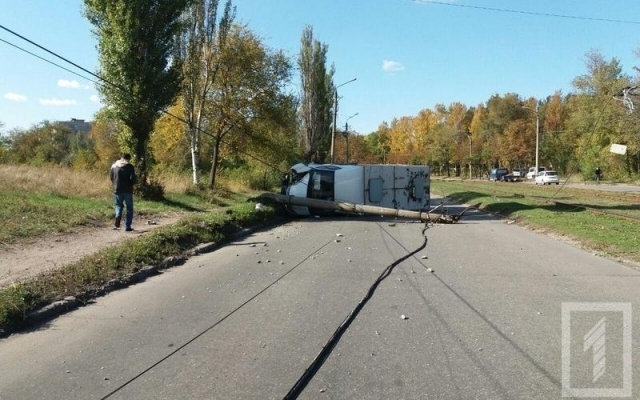 Подробности с места ДТП: в Кривом Роге перевернулась маршрутка с пассажирами (ВИДЕО) Фото № 0 Подробности с места ДТП: в Кривом Роге перевернулась маршрутка с пассажирами (ВИДЕО) Фото № 0