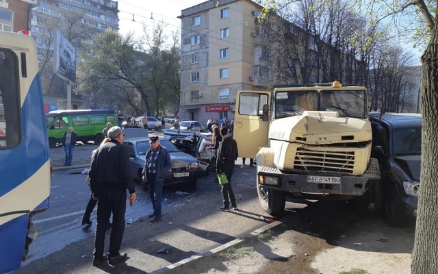 В Днепре КрАЗ на полном ходу протаранил более десяти автомобилей Фото № 0 В Днепре КрАЗ на полном ходу протаранил более десяти автомобилей Фото № 0