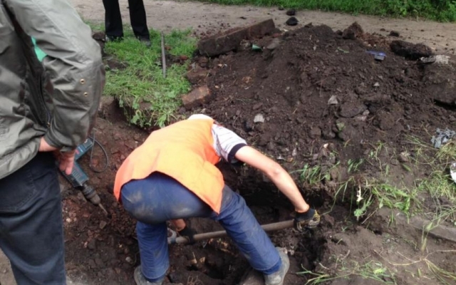 Под полутораметровым шаром земли по улице Невской нашлись ливневки Фото № 2 Под полутораметровым шаром земли по улице Невской нашлись ливневки Фото № 2
