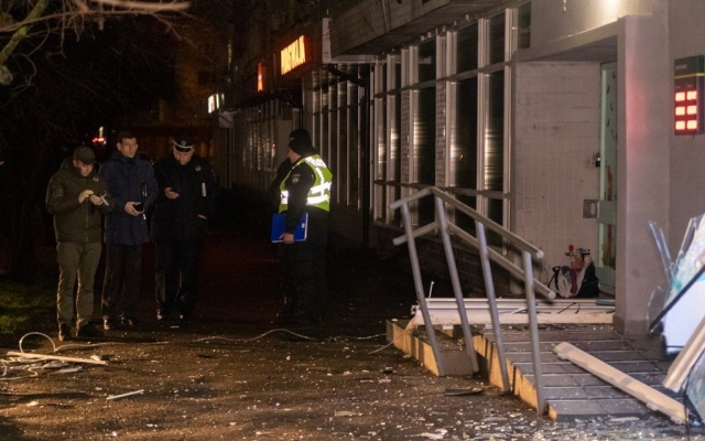 В Киеве хотели подорвать банкомат, а уничтожили все отделение (ФОТО, ВИДЕО) Фото № 5 В Киеве хотели подорвать банкомат, а уничтожили все отделение (ФОТО, ВИДЕО) Фото № 5