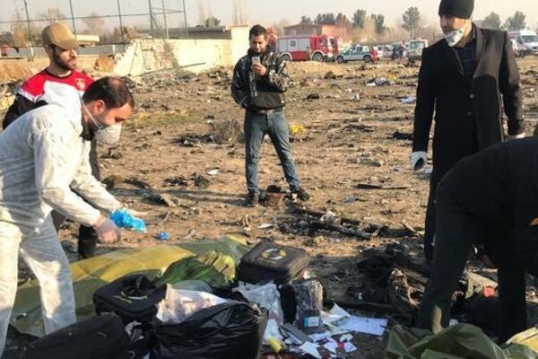 В Иране разворовывали вещи пассажиров и фрагменты самолета после крушения украинского боинга (ФОТО, ВИДЕО) Фото № 0 В Иране разворовывали вещи пассажиров и фрагменты самолета после крушения украинского боинга (ФОТО, ВИДЕО) Фото № 0