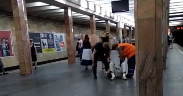 В Киевском метро сотрудник полиции жестоко избил пожилого мужчину(видео) Фото № 0 В Киевском метро сотрудник полиции жестоко избил пожилого мужчину(видео) Фото № 0