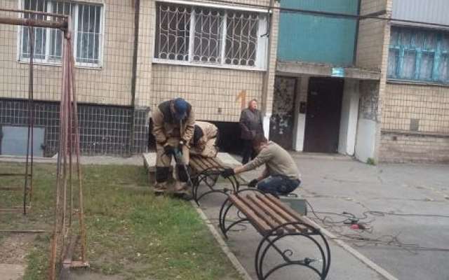 В Кривом Роге на придомовых территориях появились новые, удобные лавочки Фото № 5 В Кривом Роге на придомовых территориях появились новые, удобные лавочки Фото № 5