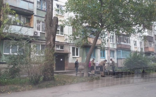 В Кривом Роге на придомовых территориях появились новые, удобные лавочки Фото № 6 В Кривом Роге на придомовых территориях появились новые, удобные лавочки Фото № 6