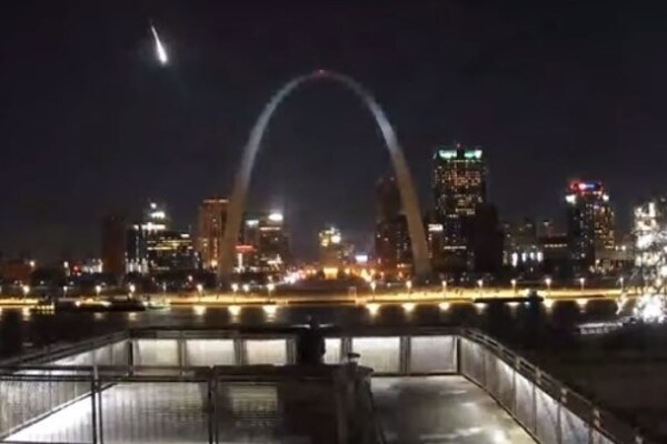 В небе взорвался метеорит: видео редкого небесного явления вызвало резонанс Фото № 4 В небе взорвался метеорит: видео редкого небесного явления вызвало резонанс Фото № 4
