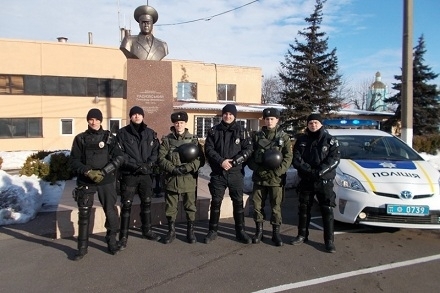 Нацгвардейцы, задержавшие грабителя, получили награды от патрульной полиции Фото № 0 Нацгвардейцы, задержавшие грабителя, получили награды от патрульной полиции Фото № 0