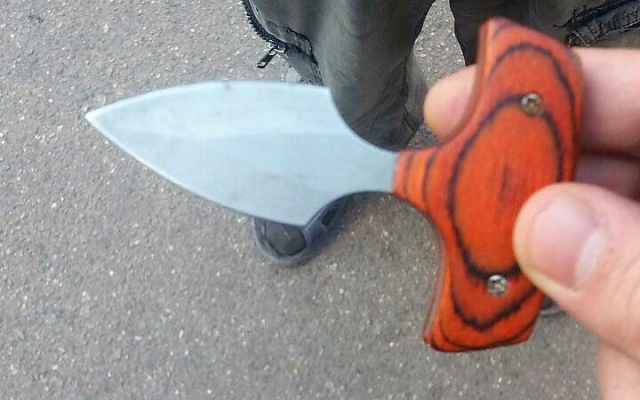 В центре Кривого Рога на улице у мужчины изъяли нож Фото № 0 В центре Кривого Рога на улице у мужчины изъяли нож Фото № 0