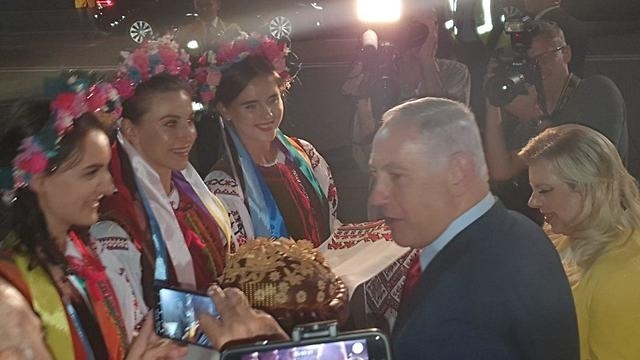 В Украине жена премьер-министра Израиля бросила хлеб на землю Фото № 0 В Украине жена премьер-министра Израиля бросила хлеб на землю Фото № 0