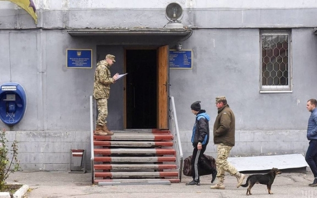 Беги, сынок! Мать укусила сотрудника военкомата, защищая свое чадо Фото № 0 Беги, сынок! Мать укусила сотрудника военкомата, защищая свое чадо Фото № 0