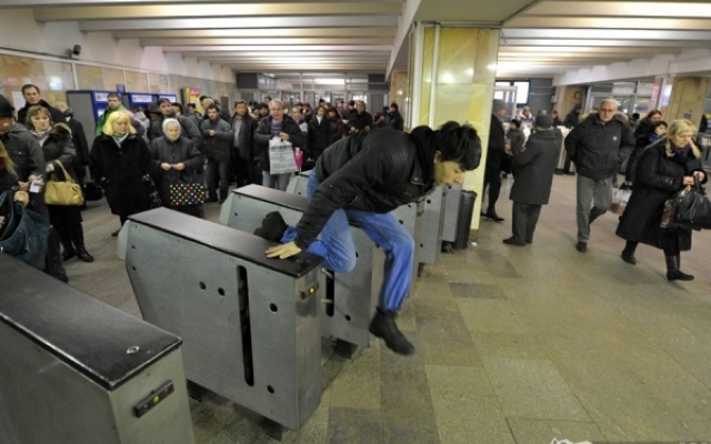 Харьковчане грозятся прыгать через турникеты в метро Фото № 0 Харьковчане грозятся прыгать через турникеты в метро Фото № 0