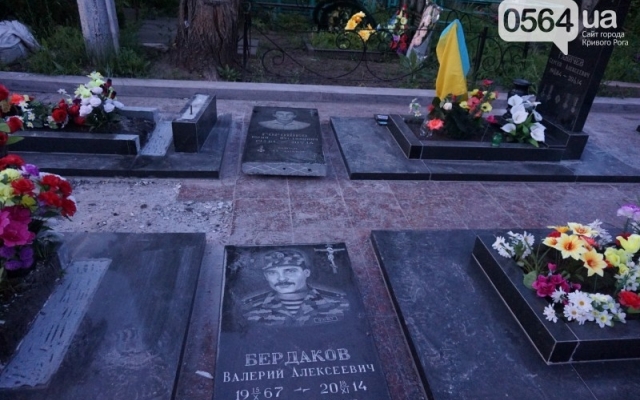 На Аллее Славы начали переделывать памятники погибшим героям АТО Фото № 12 На Аллее Славы начали переделывать памятники погибшим героям АТО Фото № 12