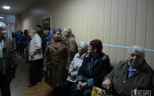 Более полусотни человек пришли на суд с Более полусотни человек пришли на суд с
