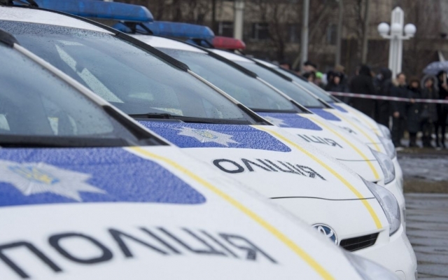 12-летняя школьница покуражилась на капоте полицейского 12-летняя школьница покуражилась на капоте полицейского