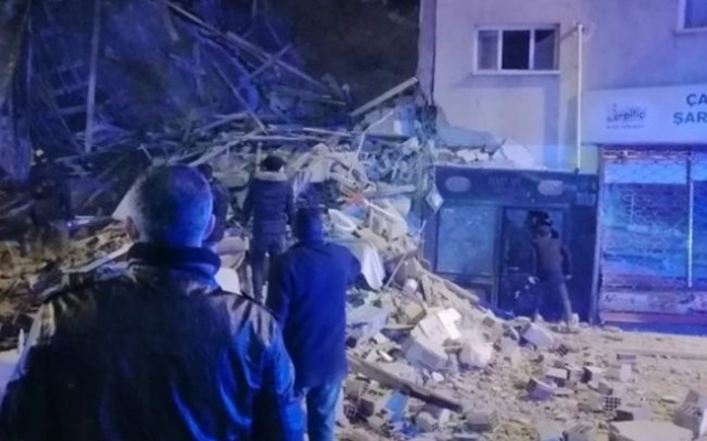 В Турции произошло мощное землетрясение: более тысячи людей пострадало, 21 - погиб (ФОТО, ВИДЕО) Фото № 1 В Турции произошло мощное землетрясение: более тысячи людей пострадало, 21 - погиб (ФОТО, ВИДЕО) Фото № 1