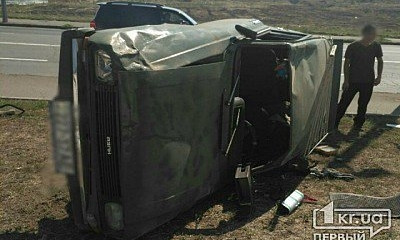В Кривом Роге водитель "Москвича" не справился с управлением, авто вылетело на обочину и перевернулось