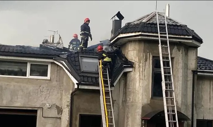 Чудом спаслись: жильцы успели в последнее мгновение выскочить из дома, на который упал самолет на Ивано-Франковщине (ФОТО)