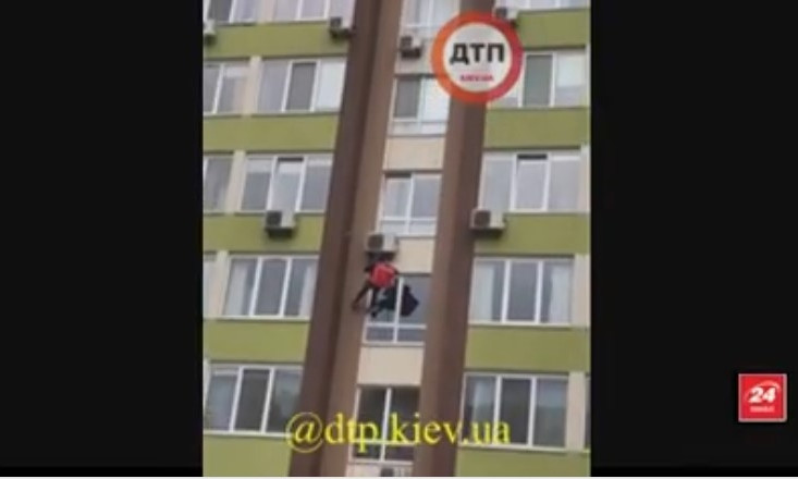В Киеве доставщик-спайдермен позабавил публику (ВИДЕО)