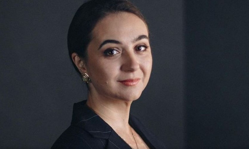 Пресс-секретарь президента Юлия Мендель показала новый образ и татуировку (ФОТО)