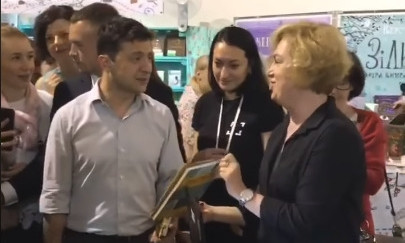 Зеленскому подарили книгу "Политика для начинающих"