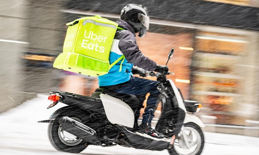 «Будем кушать как в Америке!» Сервис доставки еды Uber Eats запустили в Киеве