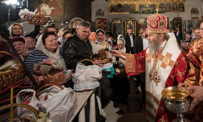 Не целовать святых образов и крестов, освящать куличи в онлайн-режиме, стоять на расстоянии в 1,5 метра: какие правила будут действовать на Пасху