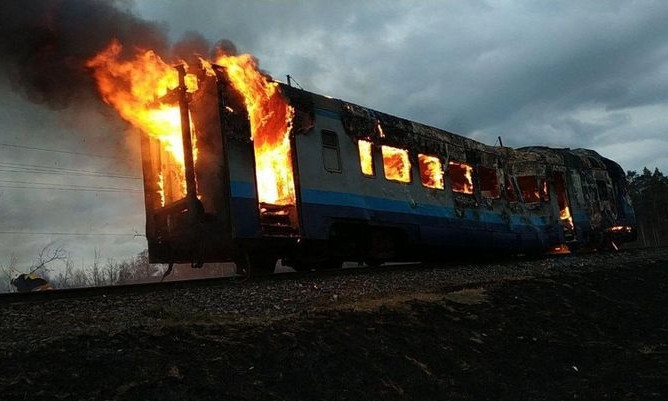 В Ровенской области на ходу загорелся пассажирский поезд (ФОТО)