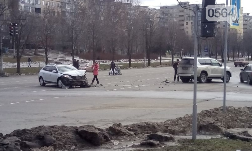 В Саксаганском районе столкнулись "Toyota" и "Renault"