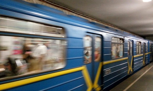 Не надо стесняться: девушка в метро устроила зажигательные танцы (ВИДЕО)